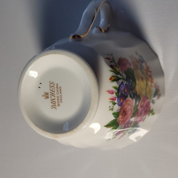 Vintage Duchess bone China  teacup  made in England - Picture 3 of 3